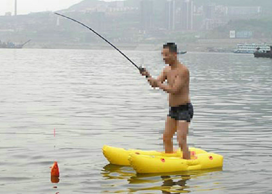 물 팽창식 물에 걷는 것은 니스 외관 황색 신발 게임을 가지고 놀